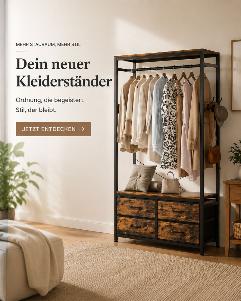 Moderner Kleiderständer mit Metallrahmen und Holzschubladen, Kleidung wie Jacken und Kleider hängen ordentlich. Heller Raum mit Pflanze links und kleinem Holztisch mit Korb rechts.