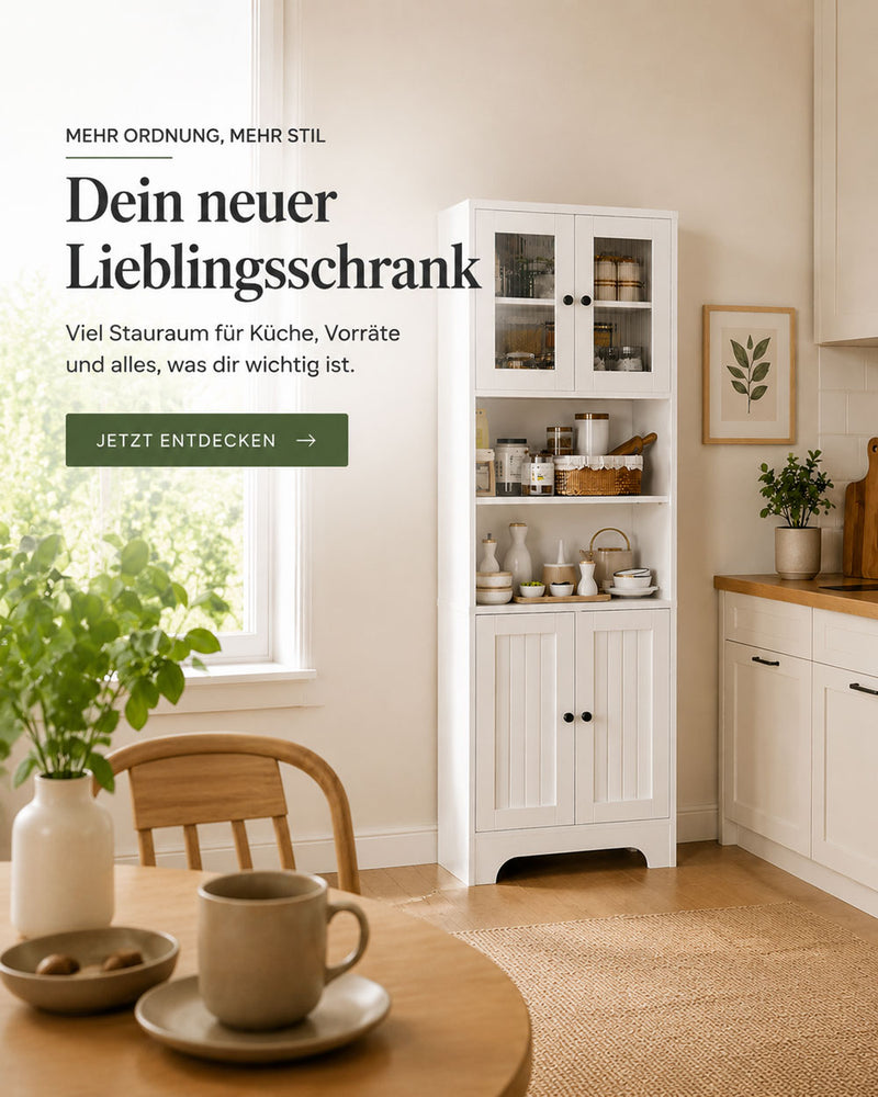 Weißer Küchenschrank mit Glastüren und offenen Regalen, gefüllt mit Geschirr und Vorräten. Heller Küchenraum mit Tisch und Pflanze links, Arbeitsfläche mit Topfpflanze rechts.