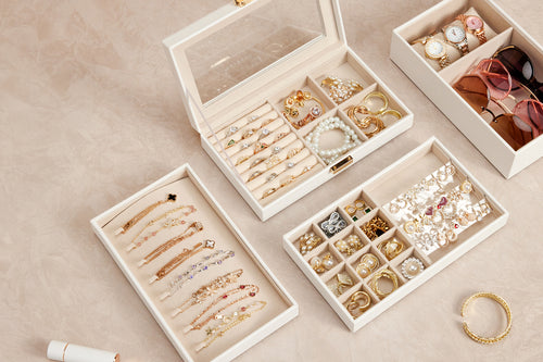 Bild von Schmuck und Schmuckkästchen, das die Schmuckaufbewahrungsproduktmarke Seelux darstellt