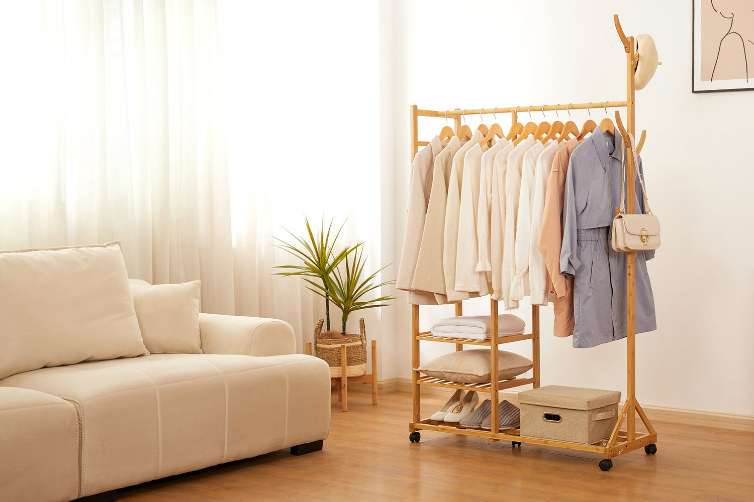 Kleiderständer und Sofa im Wohnzimmer